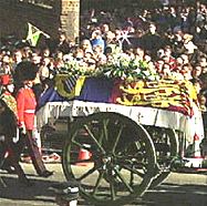 Gesch�tzlafette mit dem Sarg von Diana