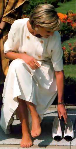 Diana neben den Schuhen