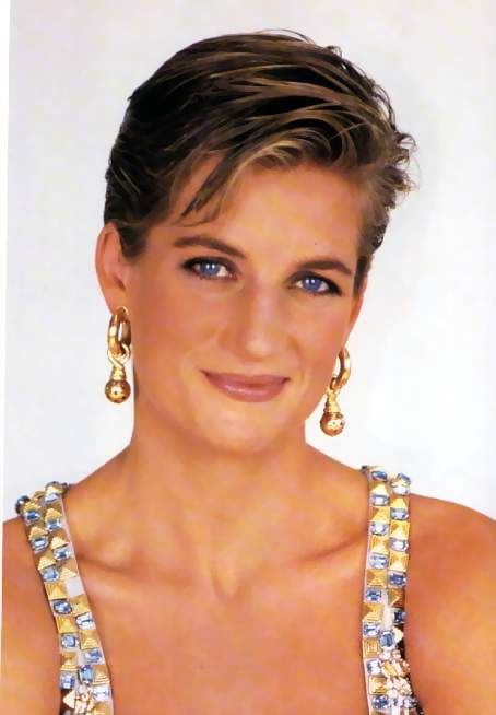 Diana, Lady Diana, Spencer, Princesa, Princesa de Wales, Princesa Diana, Lady Di, Di, Diane, realeza, Fam�lia Real Brit�nica, Pr�ncipe de Wales, Pr�ncipe Charles, casamento, matrim�nio, matrimonio, div�rcio, divorcio, vida, morte, morte tr�gica, tragica, tragedia, trag�dia, carisma, �dolo, idolo, fama, fortuna, rica, riqueza, real, rei, conto de fadas, Cinderela, menina, jovem, mulher, morreu, morte, morrer, carro, automovel, autom�vel, acidente, t�nel, tunel, Paris, Sena, Dodi Al Fayad, Dodi, Fayad, paparazzi, imprensa, fotografo, fot�grafo, perseguicao, persegui��o, fotografada, culpa, pecado, amor, tristeza, timidez, jardim de inf�ncia, infancia, choro, dor, li��o, licao, mem�ria, memoria, conforto, Deus, Jesus, B�blia, vida ap�s a morte, Diana, Lady Diana, Spencer, Princess, Princess of Wales, Princess Diana, Lady Di, Di, Diane, royalty, British Royal Family, Prince of Wales, Prince Charles, marriage, wedding, divorce, life, death, tragic death, tragedy, charisma, idol, icon, fame, fortune, rich, wealthy, royal, King, fairy tale, Cinderella, girl, young woman, youth, woman, died, dies, death, heaven, bereavement, condolence, memorial, memory, memorian, tribute, die, car, automobile, accident, tunnel, Paris, Seine, Dodi Al Fayad, Dodi, Fayad, paparazzi, press, newspaper, photographer, chase, chasing, photographed, guilty, sin, love, sorrow, sadness, shyness, shy, kindergarten, cry, pain, lesson, memory, comfort, God, Jesus, life after death, Bible, Diana, Princess Diana, Lady Di, Princess Diana, Princess Di, Diana Frances Spencer Windsor