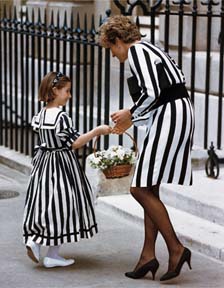 Diana vor dem Gitter